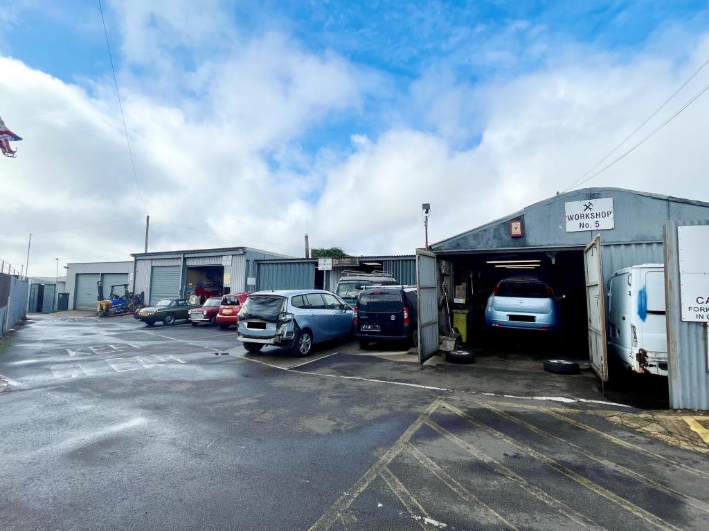 Lot: 112 - ESTABLISHED COMMERCIAL SITE PRODUCING STRONG INCOME - Right hand side of site